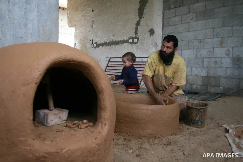Palestinian worker made a mud ovens in Gaza City, due to power outages and Israeli restrictions on supply gaza by fuel. The top United Nations human rights official today called on Israel to immediately lift its blockade...