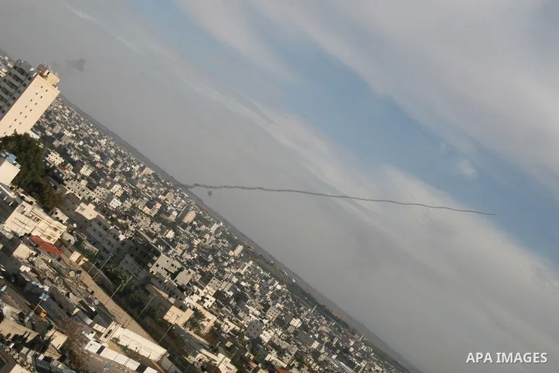 BodiSmoke tails of rockets are seen as they fly toward Israel from Beit Lahiya in the northern Gaza Strip December 27, 2008. Militants in the Hamas-ruled Gaza Strip fired rockets into southern Israel on Saturday after Is...