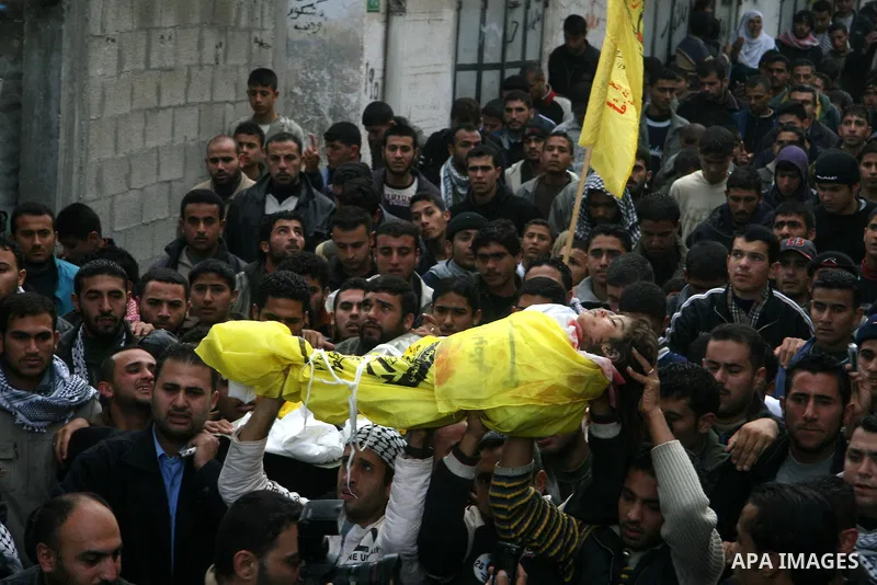 Palestinians carry the body of 4-year-old Lama Hamdan during her funeral in the town of Beit Hanoun in the northern Gaza Strip December 30, 2008. Israel on Tuesday rejected any truce with Hamas Islamists in the Gaza Stri...