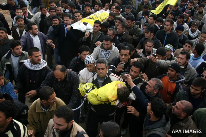 Palestinians carry the body of 4-year-old Lama Hamdan during her funeral in the town of Beit Hanoun in the northern Gaza Strip December 30, 2008. Israel on Tuesday rejected any truce with Hamas Islamists in the Gaza Stri...