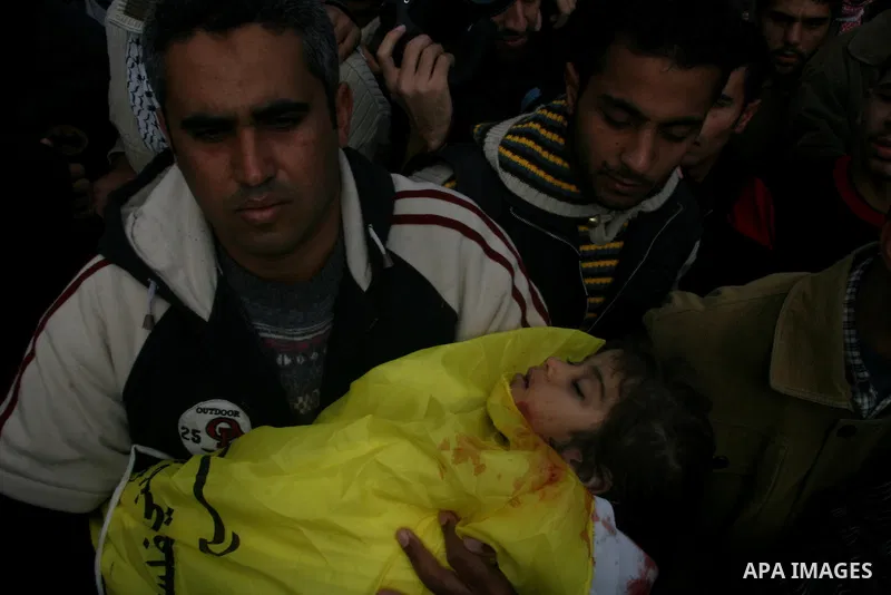 Palestinians carry the body of 4-year-old Lama Hamdan during her funeral in the town of Beit Hanoun in the northern Gaza Strip December 30, 2008. Israel on Tuesday rejected any truce with Hamas Islamists in the Gaza Stri...