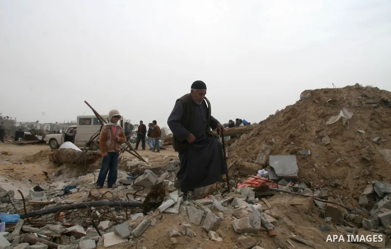 Palestinians inspect the rubble of a building in the eastern area of El-Zaitoun after Israeli troops withdrew in the Southern Gaza City. January 24, 2009 APAIMAGES PHOTO / Ashraf Amra