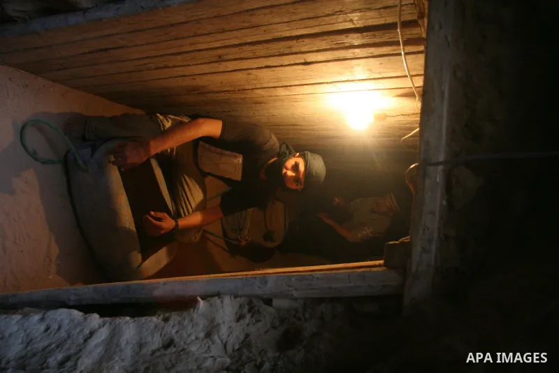 A Palestinian smuggler works in a tunnel in Rafah, southern Gaza Strip, on the border with Egypt, Monday, Feb. 14, 2009. APAIMAGES PHOTO / Ashraf Amra