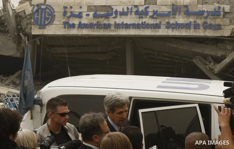 Journalists surround US Senator John Kerry (C) as he visits on February 19, 2009 the destroyed American International School in Beit Lahia in the northern Gaza Strip, that was bombed during Israel's 22-day offensive on t...