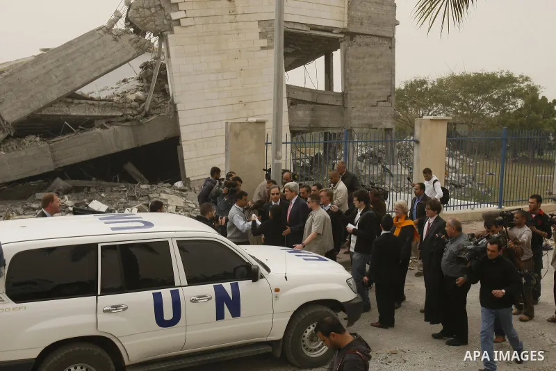 Journalists surround US Senator John Kerry (C) as he visits on February 19, 2009 the destroyed American International School in Beit Lahia in the northern Gaza Strip, that was bombed during Israel's 22-day offensive on t...
