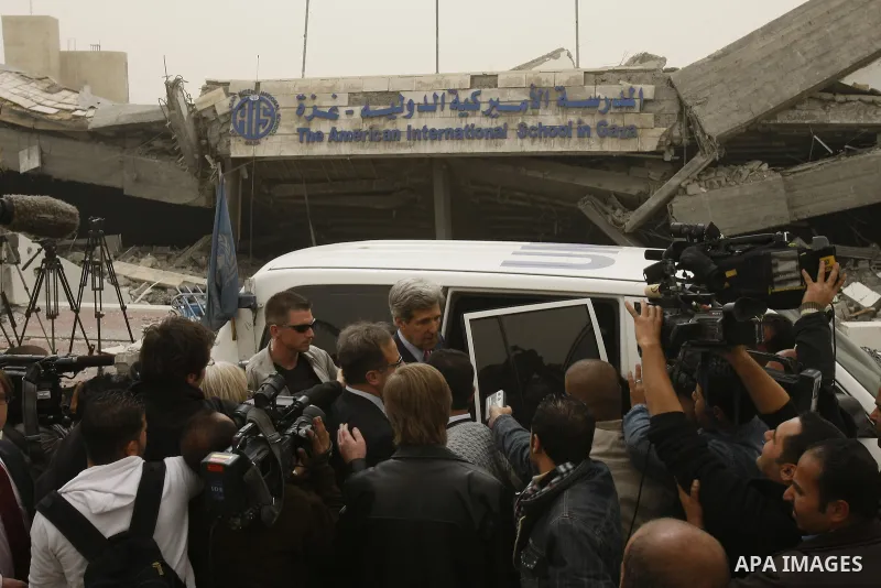 Journalists surround US Senator John Kerry (C) as he visits on February 19, 2009 the destroyed American International School in Beit Lahia in the northern Gaza Strip, that was bombed during Israel's 22-day offensive on t...