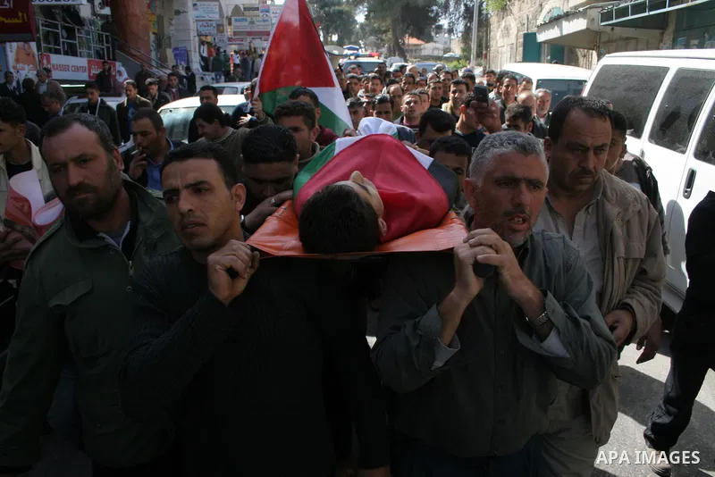 Palestinians carry the body of Fayez Atta,17, during his funeral in the West Bank city of Ramallah March 12, 2009.APAIMAGES PHOTO /Issam rimawi