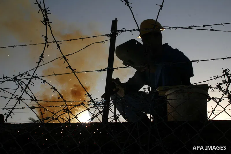 Egyptian workers erect a fence at Rafah's border crossing, southern Gaza Strip. Egypt has warned Palestinians against trying to break through its resealed Gaza border about two weeks after Hamas militants blew it open to...
