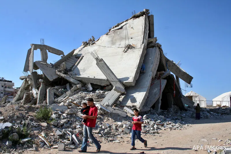 Palestinians walk on the rubble of destroyed buildings in the east of Jebaliya, northern Gaza Strip, on May 5, 2009 Israel blasted a harsh UN report on its three-week war on Gaza in January 2009 that is to be submitted t...