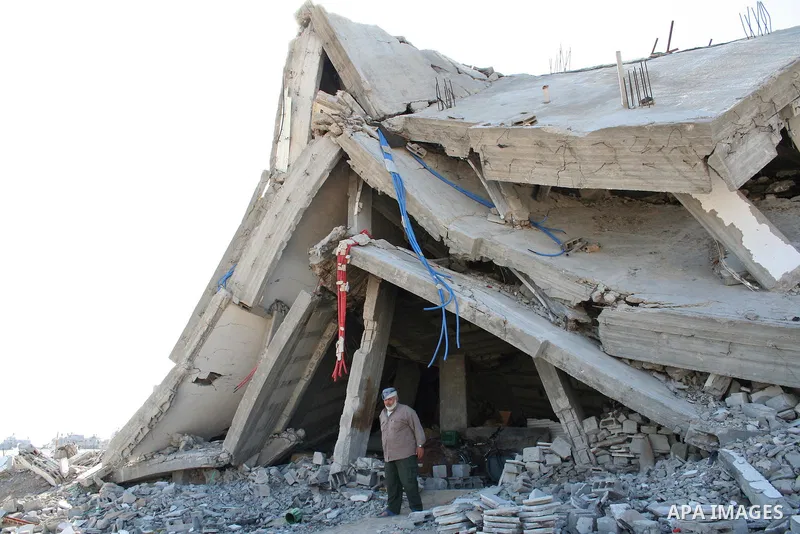 A Palestinian family sit next to their destroyed home in the area of east Jebaliya, in the northern Gaza Strip, Wednesday May 5, 2009. APAIMAGES PHOTO / Ashraf Amra