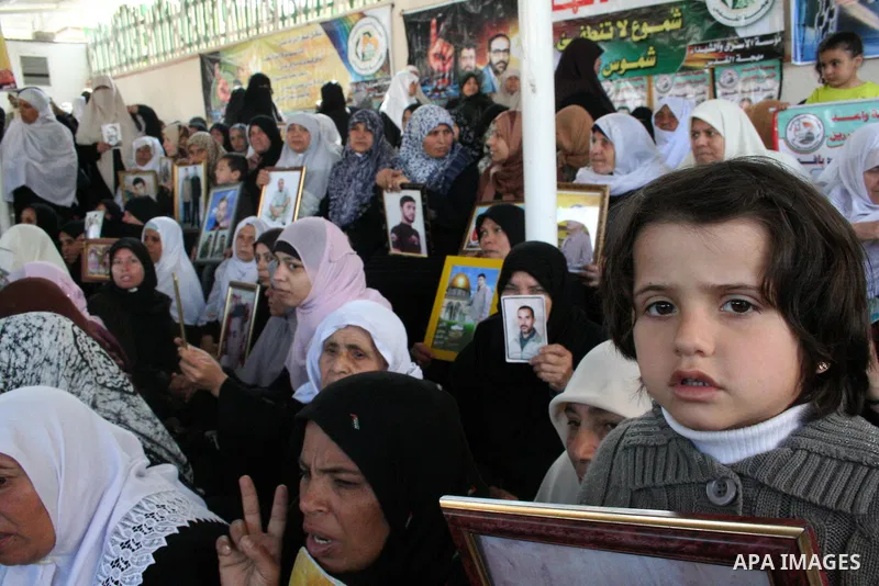 Palestinians attend a weekly protest calling for the release of prisoners jailed in Israel at the International Red Cross office in Gaza City, May 11, 2009. APAimages/Ashraf Amra