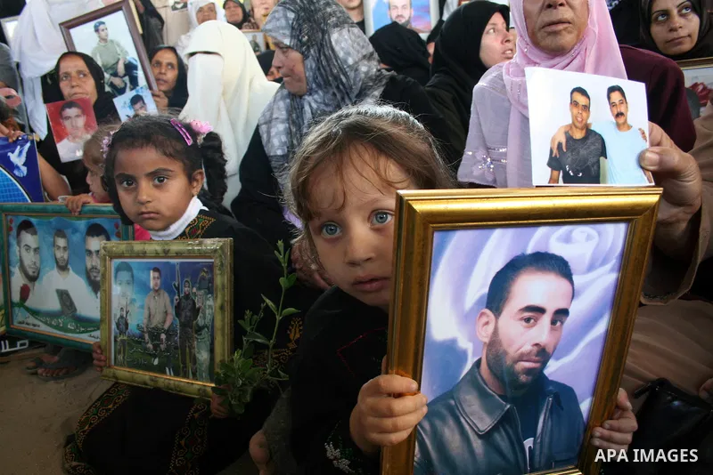 Palestinians attend a weekly protest calling for the release of prisoners jailed in Israel at the International Red Cross office in Gaza City, May 11, 2009. APAimages/Ashraf Amra