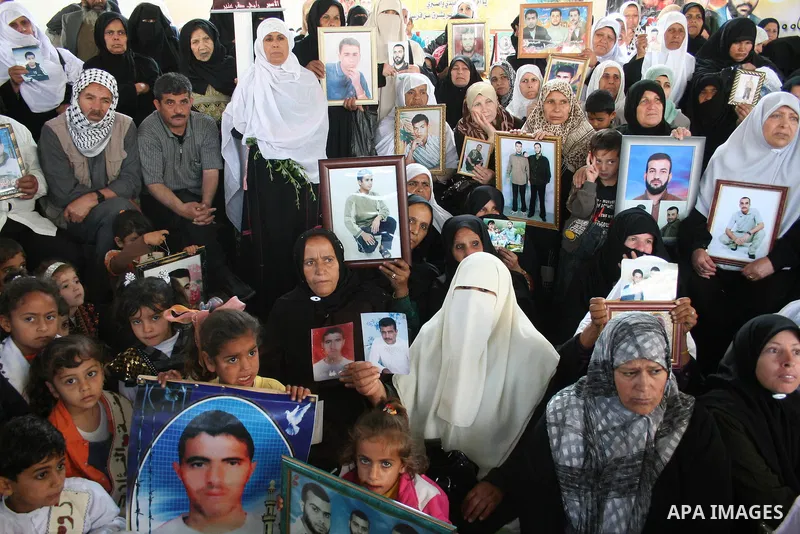 Palestinians attend a weekly protest calling for the release of prisoners jailed in Israel at the International Red Cross office in Gaza City, May 11, 2009. APAimages/Ashraf Amra