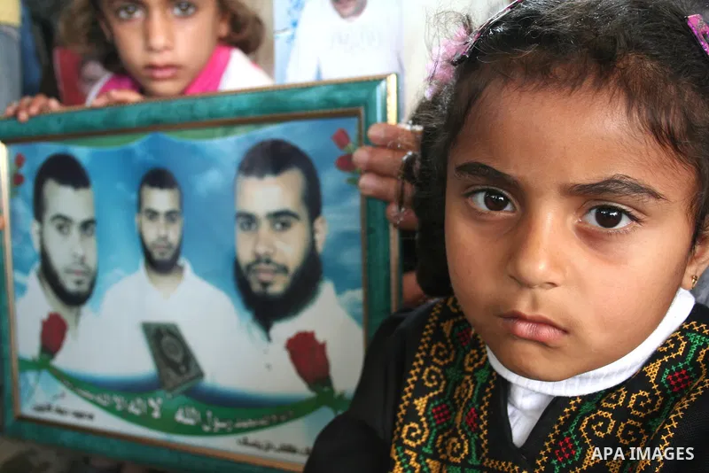 Palestinians attend a weekly protest calling for the release of prisoners jailed in Israel at the International Red Cross office in Gaza City, May 11, 2009. APAimages/Ashraf Amra