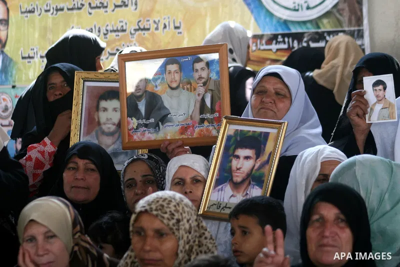 Palestinians attend a weekly protest calling for the release of prisoners jailed in Israel at the International Red Cross office in Gaza City, May 11, 2009. APAimages/Ashraf Amra