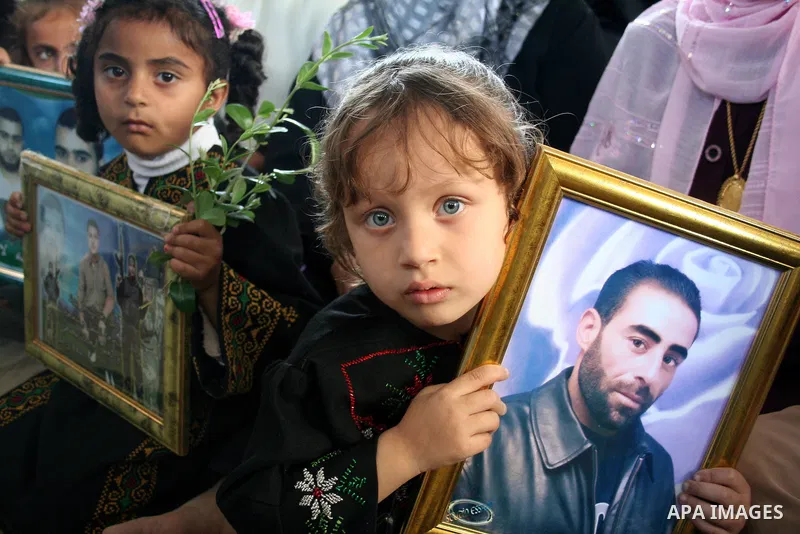 Palestinians attend a weekly protest calling for the release of prisoners jailed in Israel at the International Red Cross office in Gaza City, May 11, 2009. APAimages/Ashraf Amra