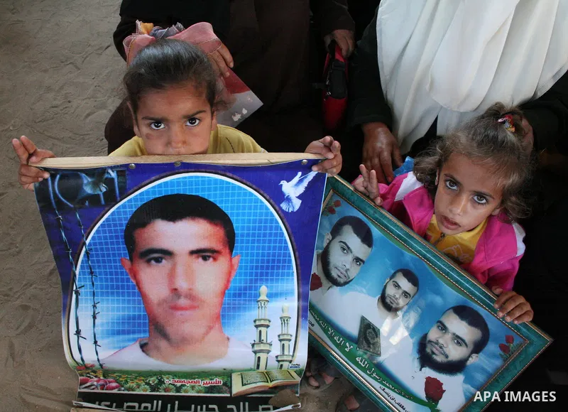 Palestinians attend a weekly protest calling for the release of prisoners jailed in Israel at the International Red Cross office in Gaza City, May 11, 2009. APAimages/Ashraf Amra