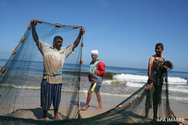 Palestinian fishermen pull their nets on the beach of Gaza City on May 30, 2009. APAIMAGES PHOTO / Ashraf Amra