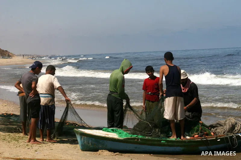 Palestinian fishermen pull their nets on the beach of Gaza City on May30, 2009. APAIMAGES PHOTO / Ashraf Amra