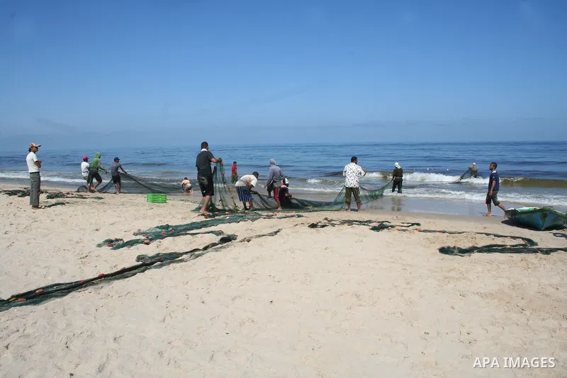 Palestinian fishermen pull their nets on the beach of Gaza City on May 30, 2009. APAIMAGES PHOTO / Ashraf Amra