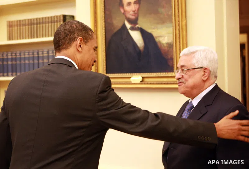 US President Barack Obama meets with Palestinian President Mahmoud Abbas in the Oval Office of the White House in Washington, May 28, 2009.