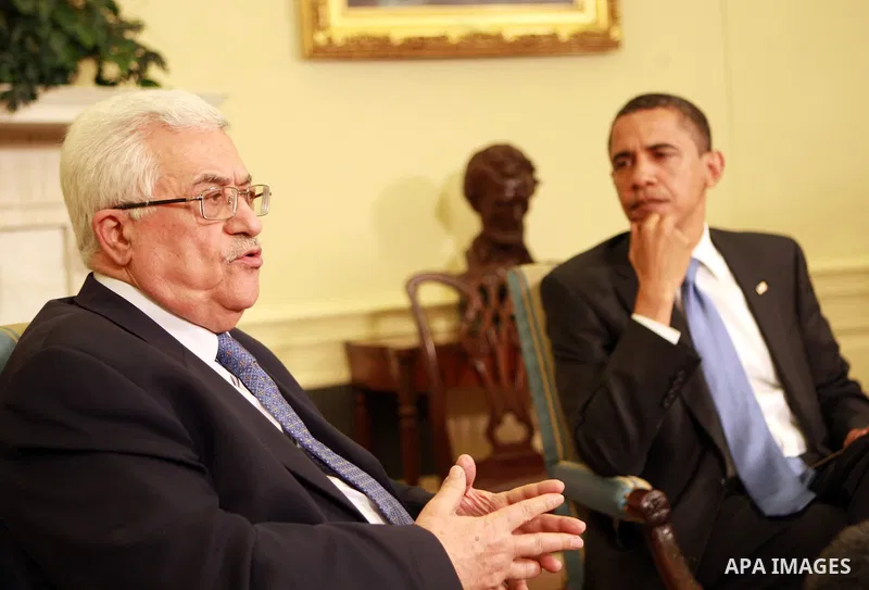 US President Barack Obama meets with Palestinian President Mahmoud Abbas in the Oval Office of the White House in Washington, May 28, 2009.