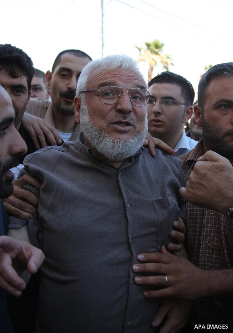 Palestinian parliament speaker Abdel Aziz Dweik is surrounded by supporters as he arrive at the Palestinian Legislative Council, or PLC (parliament) in the West Bank town of Ramallah, 23 June 2009. Dweik was released aft...