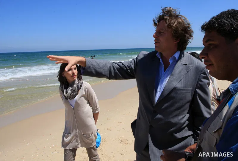 Dutch Minister for development, Bert Koenders visits a UN summer camp in Gaza city on June 29, 2009. photo by Wissam Nassar
