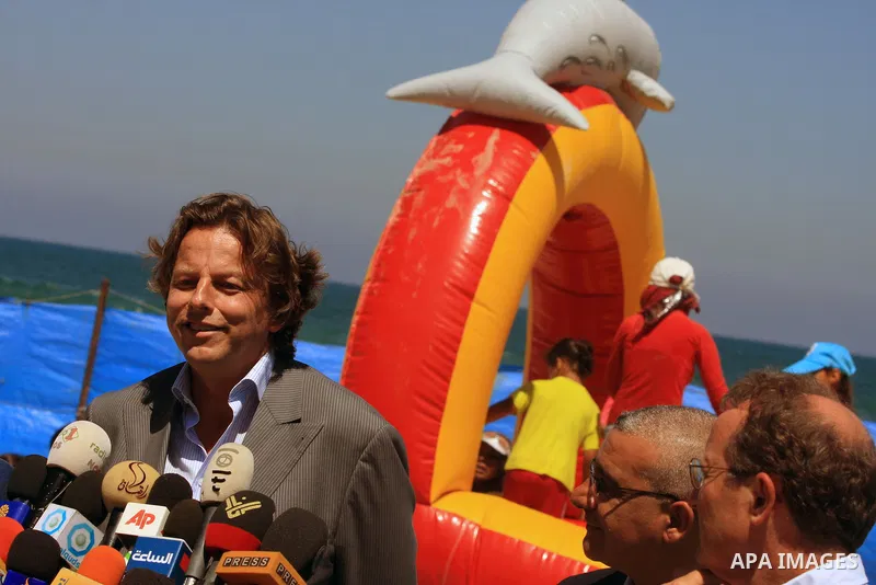 Dutch Minister for development, Bert Koenders visits a UN summer camp in Gaza city on June 29, 2009. photo by Wissam Nassar