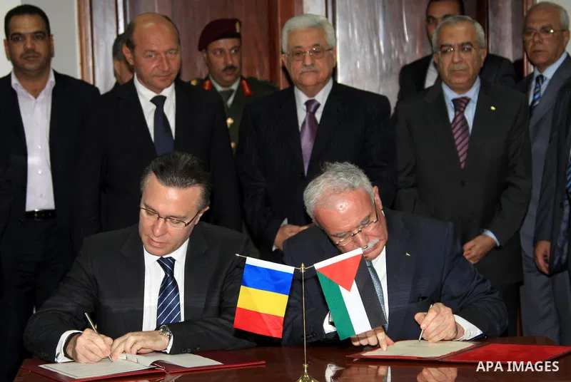 A Palestinian Foreign Minister Riad El-Malki and his Romanian counterpart signing a partnership agreement in the West Bank City of Ramallah on July 12, 2009. Photo by Thaer Ganaim