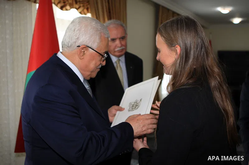Palestinian President Mahmoud Abbas accepts the credentials of the New Zeland representative to the Palestinian Authority at the Palestinian embassy in Ankara on July 17, 2009. Photo by Omar Rashidi