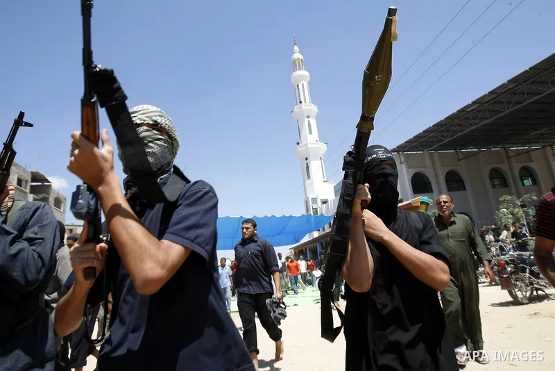 Gunmen from the radical Palestinian Islamist group "Jund Ansar Allah" walk near a mosque after the Friday prayers in the southern Gaza Strip town of Rafah on August 14, 2009. Around 15 Palestinians were hurt in the area...