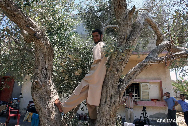 KHAN YOUNIS, Aug. 16, 2009 -- Abdurrahman, 21, is seen at his house in southern Gaza Strip town of Khan Younis. Born without arms, the university student can open his books, write, use the computer, eat and drink and eve...