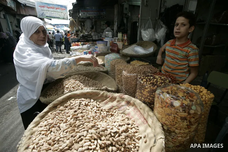 A Palestinians shop at a popular market during preparing for Islam's holy month of Ramadan in Gaza City on August 19, 2009. Ramadan is a Muslim religious observance that takes place during the ninth month of the Islamic...