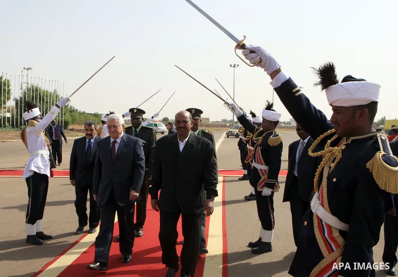 Palestinian President Mahmoud Abbas meets Sudanese President Omar Hassan al-Bashir in the Sudanese capital of Khartoum on Aug 19, 2009. Photo by Omar Rashidi