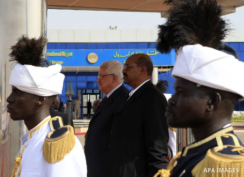 Palestinian President Mahmoud Abbas meets Sudanese President Omar Hassan al-Bashir in the Sudanese capital of Khartoum on Aug 19, 2009. Photo by Omar Rashidi
