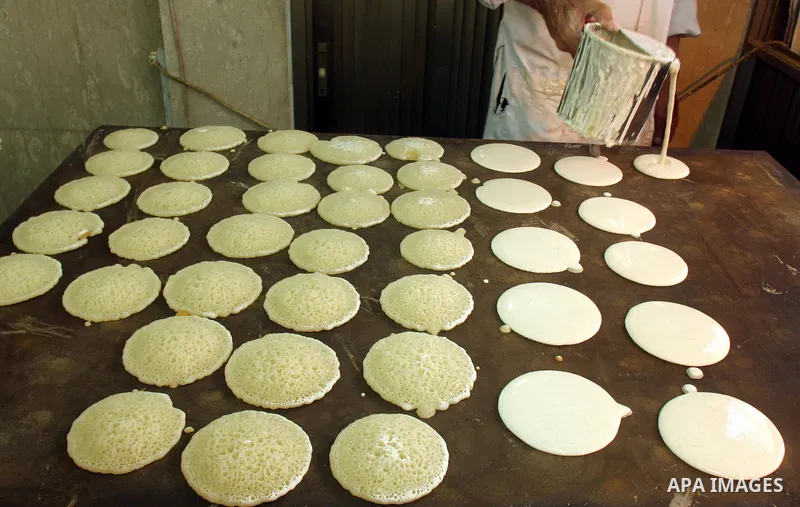 A Palestinian sweet maker prepare a pancakes (Katayef), a special sweet for the Islamic holy month ramadan at his shop in the old city of Jerusalem, 22 August 2009. Photo by Mahfouz Abu Turk