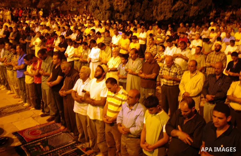 Palestinian Muslims attend the (Taraweeh) prayers of Ramadan at Al-Aqsa mosque in Jerusalem, Aug 22, 2009. Starting this weekend, Muslims around the world will mark the beginning of the holy fasting month of Ramadan wher...