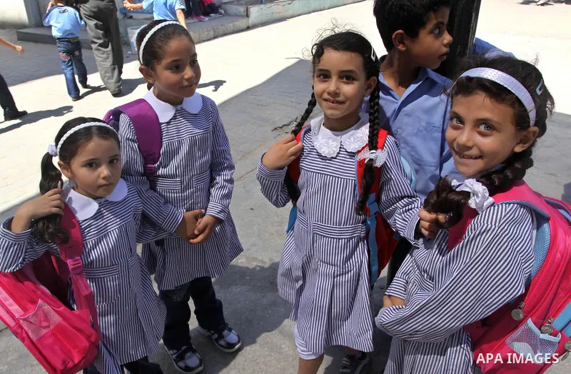 Palestinian students return to their schools in the beginning of the new school year, in Gaza city on 23 Aug 2009. Photo By Mohammed Asad