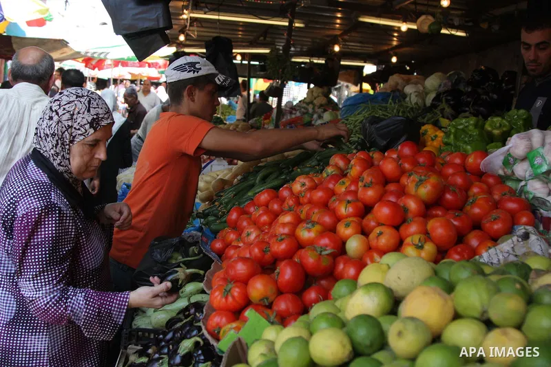 A Palestinians shop at a popular market on the Second day of Ramadan, the holy fasting month, in the West Bank city of Ramallah on Aug 23, 2009. During Ramadan, Muslims are required to abstain from food, drink and sex fr...