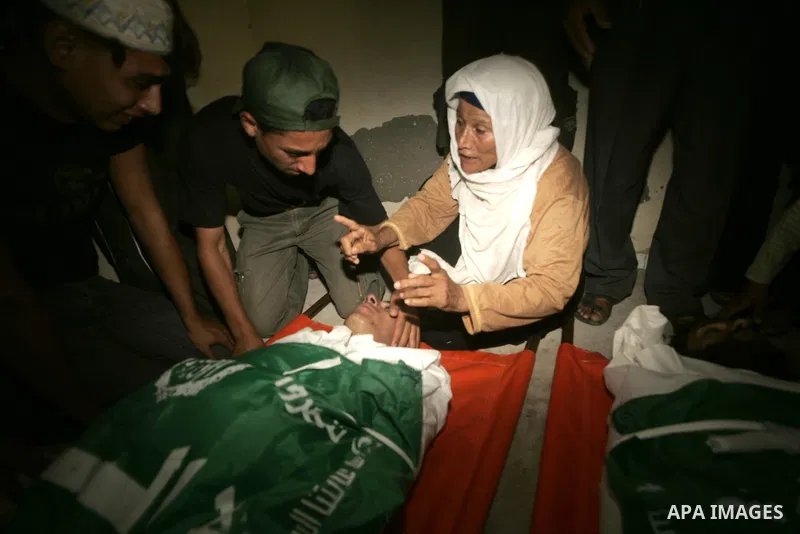 Relatives of Palestinian brothers Mansur and Wael al-Batniji mourn during their funeral in Rafah in the southern Gaza Strip on August 26, 2009. The two Palestinian men and their third brother Ibrahim were killed and nine...