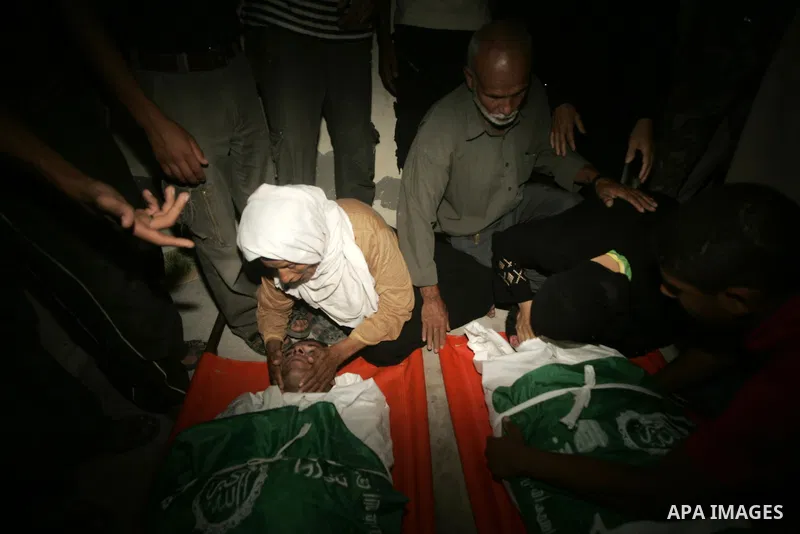 Relatives of Palestinian brothers Mansur and Wael al-Batniji mourn during their funeral in Rafah in the southern Gaza Strip on August 26, 2009. The two Palestinian men and their third brother Ibrahim were killed and nine...