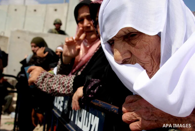 A Palestinians wait to cross an Israeli checkpoint of Qalandiya near the West Bank city of Ramallah on Aug 28, 2009, as they try to reach the al-Aqsa mosque in Jerusalem on the first Friday of the Muslim holy month of Ra...