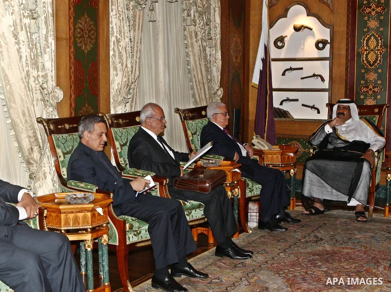 Palestinian President Mahmoud Abbas meets with Qatar prince, sheikh Hamad bin Khalifa Al-Thani in Doha city on Aug 30, 2009. Photo by Thaer Ganaim