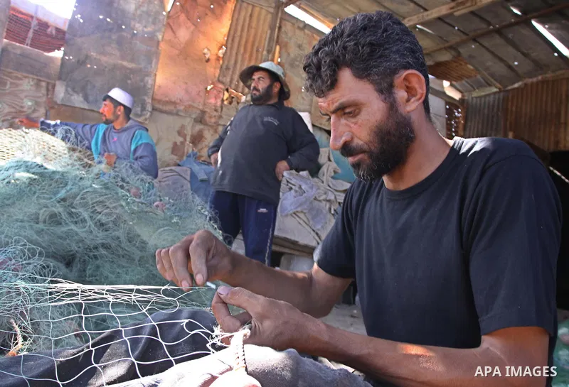 Palestinian fishermen prepare their nets at the seaport in Gaza City on September 1, 2009. The European commission has today announced a contribution of 13 million Euros to support the job creation program of the (UNRWA)...