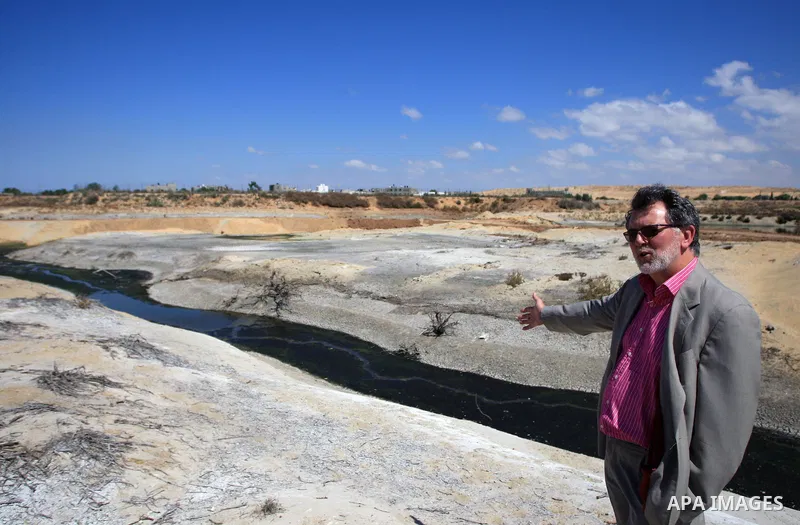 David Craig, World Bank Director for West Bank and Gaza, inspects sewage ponds in northern Gaza Strip town of Beit Lahiya on Sep 10,2009. The World Bank said its projects to resolve the wastewater crisis in Gaza are dela...