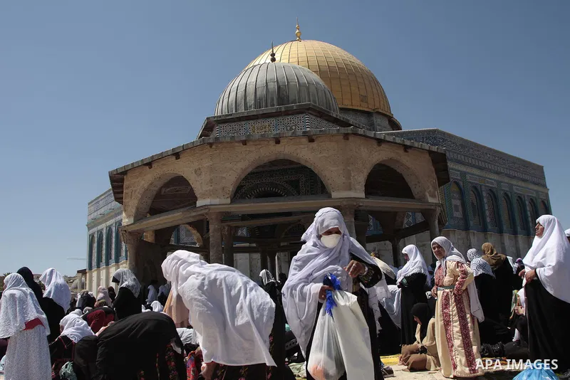 Palestinians women attend prayers in the Al-Aqsa Mosque compound in Jerusalem, Friday Sep11, 2009, the third Friday of the Muslim holy month of Ramadan. Israel loosened restrictions governing who can enter Jerusalem from...