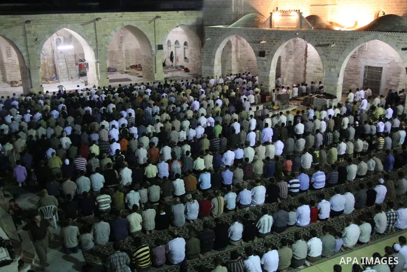 Palestinian Muslim worshippers pray the prayers of the holy fasting month of Ramadan in Al-Omari Mosque in Gaza City on Sep 13,2009. Photo by Mohamed Asad