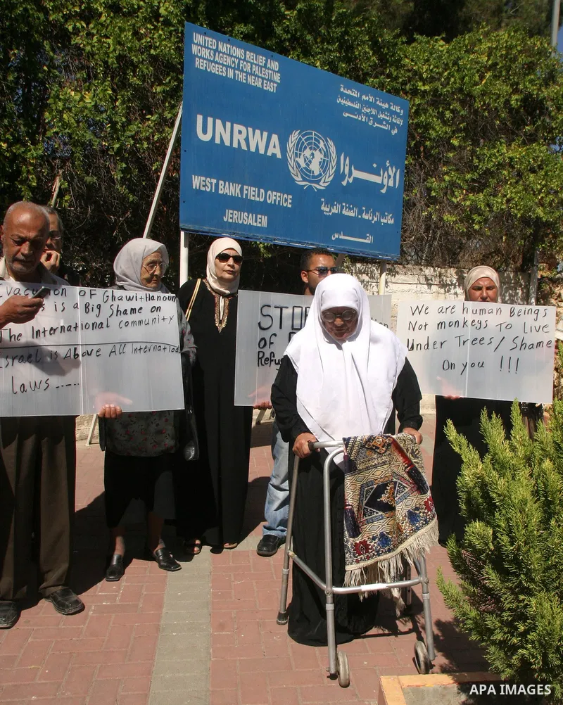Palestinians,who israel destroyed their house in shaikh Jarrah area demonstrate in front of UNRWA office on Sep 30, 2009. Photo by Mahfuz Abu Turk