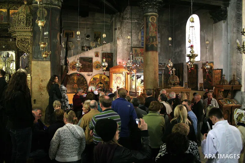 Palestinian worshippers attend a prayers in the Church of the Nativity in the West Bank town of Bethlehem Decembe 13, 2009.The church is built over the grotto where Christians believe the Virgin Mary gave birth to Jesus....